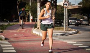 Corredora na ciclovia compartilhada na Sumaré