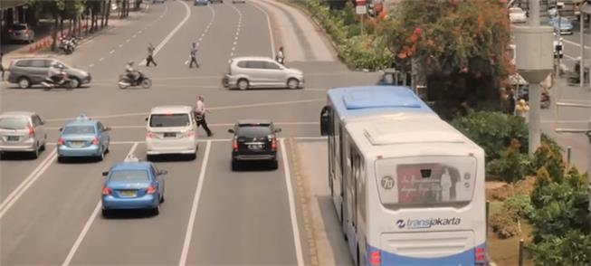 Corredores de BRT em Jacarta atendem a 350 mil pes