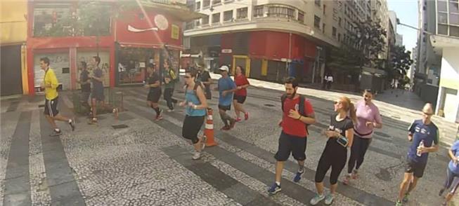 Correr nas ruas é um modo de locomoção na cidade