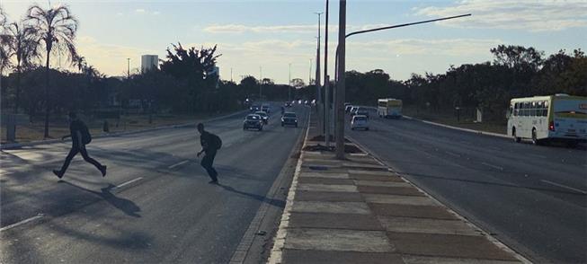 Corrida diária para atravessar via sem ser atropel