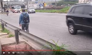 Cratera na calçada da Raposo Tavares em SP