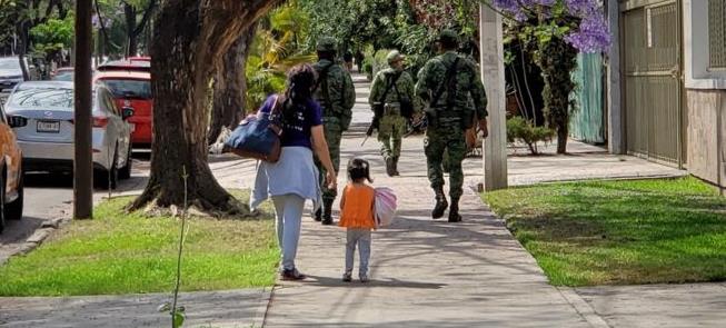 Criança observa militares nas ruas de Guajalajara,