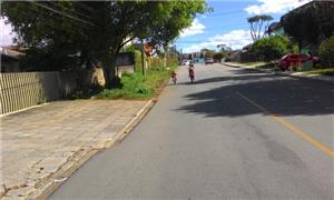 Criança pedala na rua