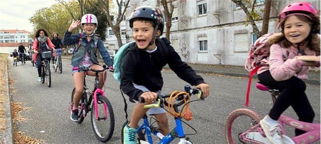 Crianças a caminho da escola em Aveiro, Portugal