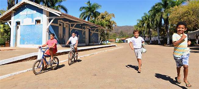 Crianças andam a pé ou de bicicleta nas ruas de Mo