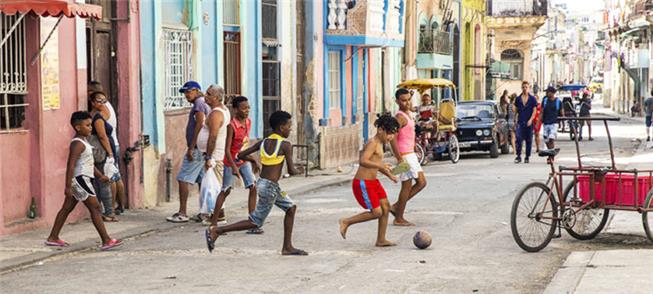 Crianças brincam em uma rua de Havana, Cuba