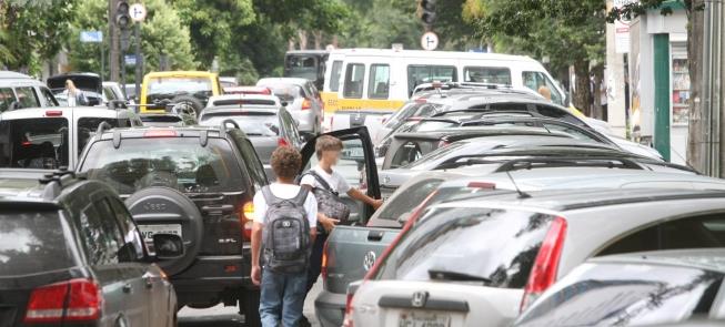 Crianças chegam a escola em Belo Horizonte