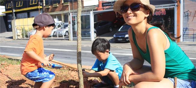 Crianças participaram ativamente do plantio