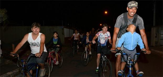 Crianças também participam da pedalada noturna