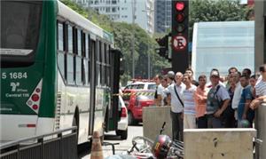 Curiosos observam corpo e bicicleta de ciclista at