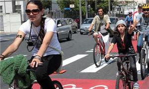 Curitibanos em ciclofaixa nova