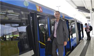 Dalkmann em visita ao BRT Transoeste, no Rio de Ja