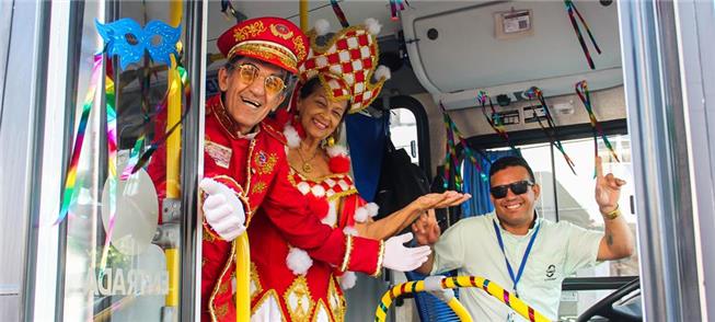 Deixe o carro e embarque no ônibus de Carnaval, no