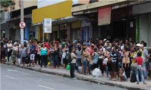 Demora nos pontos, ônibus lotados...usuários de BH