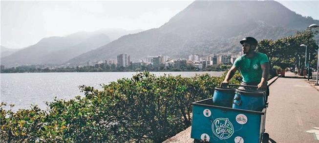 Dez ciclistas por bairros do Rio recolhendo lixo o