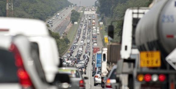 Dia a dia: trânsito congestionado na saída de São