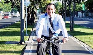 Diaz costuma ir para o escritório de bicicleta