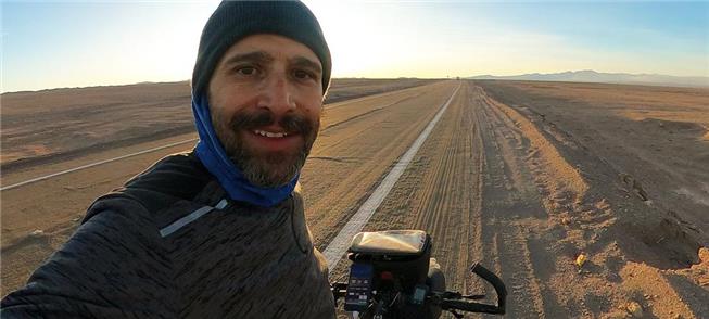 Diego Salgado e sua bike no deserto chileno