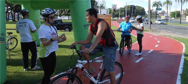 Distribuição de cartilha com dicas aos ciclistas s