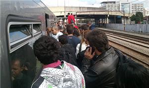 Dois trens batem na linha 3-vermelha do metrô de S
