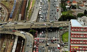 Dois trens bateram na linha 3-vermelha do metrô