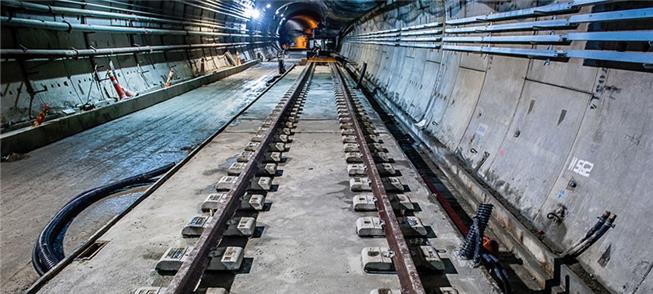 Dormentes já instalados no túnel do metrô carioca