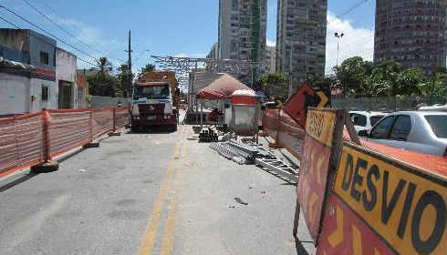 Duas estações do BRT só ficam prontas em 2015