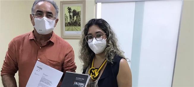 Edmilson Rodrigues recebe o relatório de Melissa N