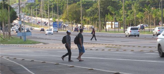 Eixão, em Brasília: um muro à travessia de pedestr