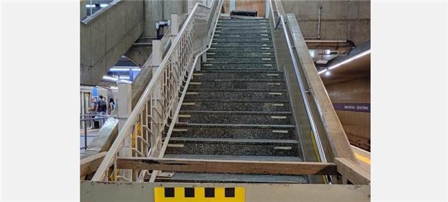 Elevador de plataforma em instalação em uma das es