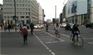 Em Berlim, Potsdamer Platz: pedestres e ciclistas