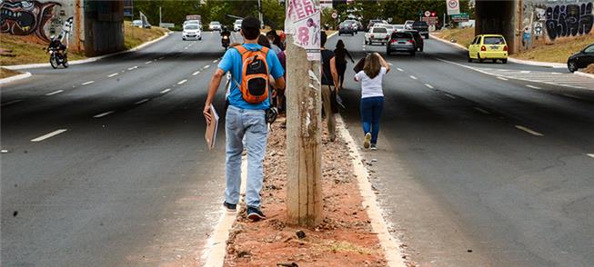 Em Brasília pedestres se arriscam em calçadas inad
