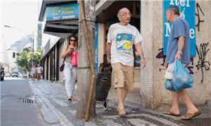 Na Siqueira Campos, o poste atrapalha a circulação