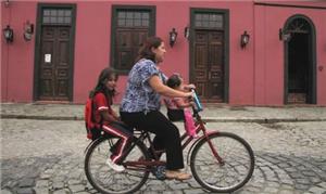 Em Morretes, pedalando a caminho da escola