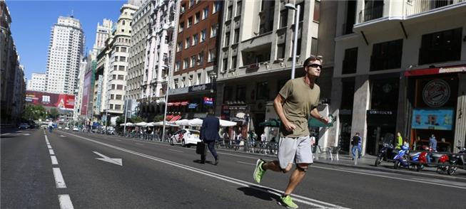 Em pleno centro, pedestre corre no dia sem carro e