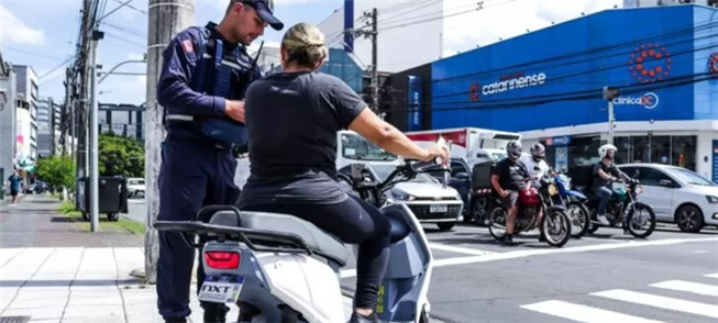 Em Santa Catarina, agente público orienta condutor