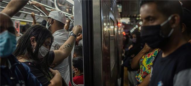 Embarque em trem da CPTM (SP) em hora de pico