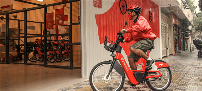 Entregador chega a uma base: mais 600 e-bikes em S