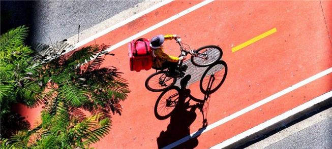 Entregador de comida na ciclovia da Avenida Paulis