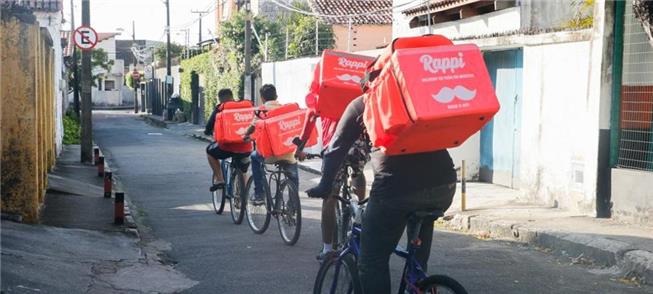 Entregadores em rua de Fortaleza (CE)