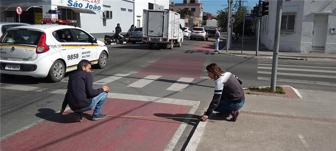 Equipe mede ciclofaixa da rua Prof. Araújo, no Cen