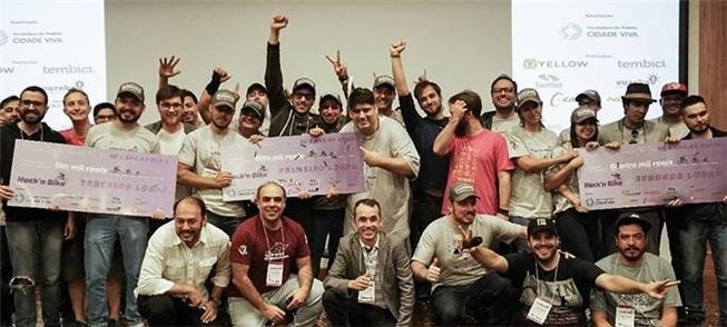 Equipes participantes da Hack'n Bike, em SP, posam