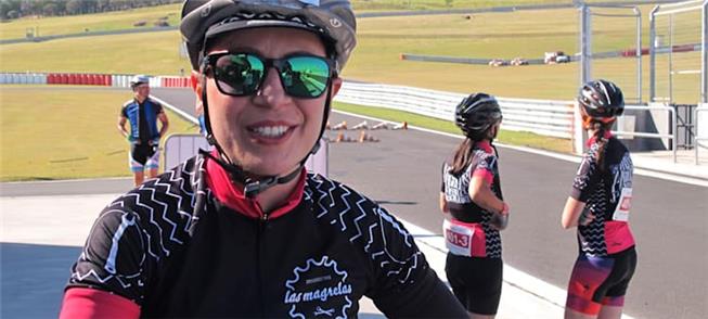 Erika Sallum com a camiseta da Bicycling/Las Magre