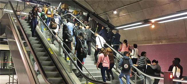 Escadas cheias no acesso ao mezanino da estação Sa