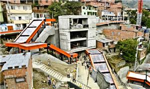 Escadas rolantes públicas na Comuna 13 de Medellín