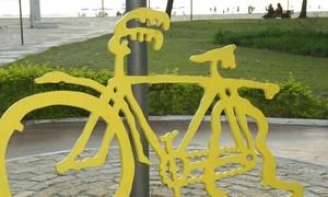 Escultura que fica em uma ciclovia em Santos, SP