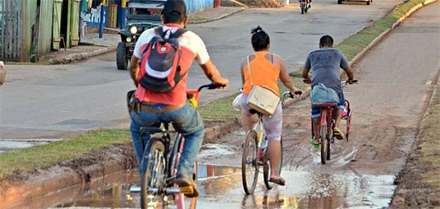 Esgoto invade ciclovia