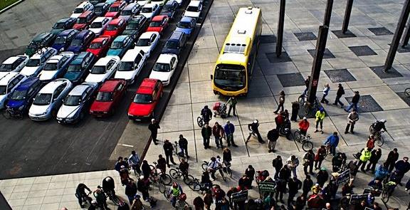 Espaço ocupado por pessoas em carros, ônibus e bic