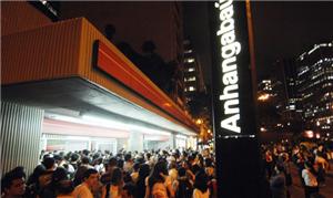 Estação Anhangabaú no início da noite de sexta