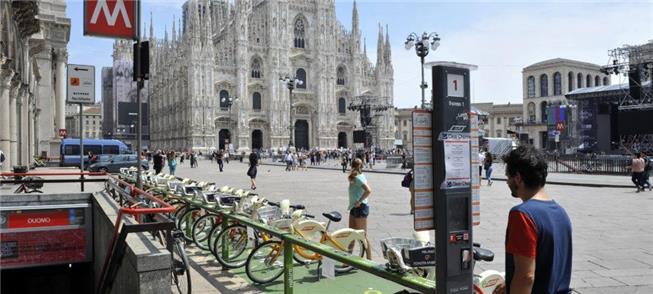 Estação de bicis compartilhadas no centro de Milão